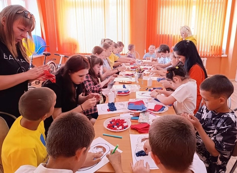 Саратовцы семьями мастерили матрешек в цветах триколора