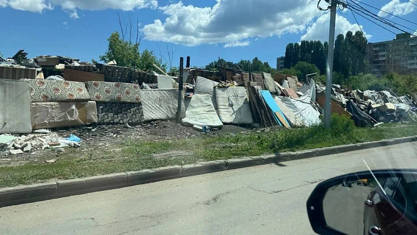Саратовцы просят убрать стену из хлама у дороги