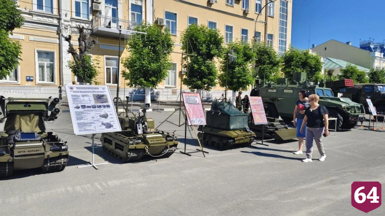 На площади в Вольске открыли выставку военной техники